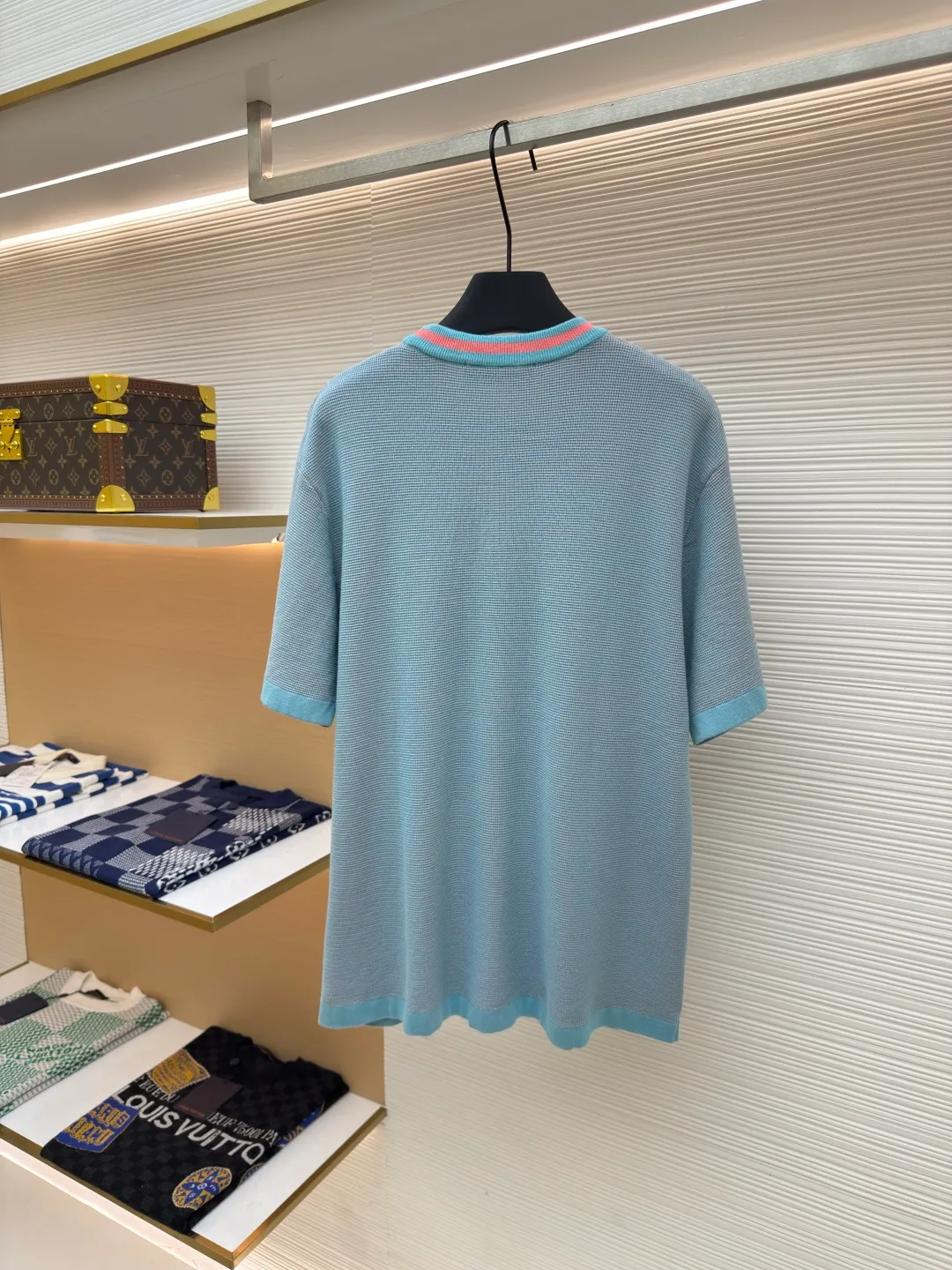 LOUIS VUITTON dolphin jacquard woolen short sleeves ●Authentic product: purchased and developed by 9150 ●Item number: 1680286-A75 ●Fabric: combed cotton ●Technology: jacquard ●Version: fitted version ●Weight: about 355 grams ●Size: XS-S-M-L ●Description: The yarn is made of 2 strips of 2/60 combed cotton on the bottom + 5 strips of polyester + 1 strip of high-elastic stretch frame. The loom is a 14-needle STOLL machine imported from Germany. Each piece of weaving takes 390 minutes. Due to the particularity of this weave, the stability requirements of the machine are very high, and many machines cannot do it. The weaving time is very long, and it is easy to have pieces when weaving the piece, and the loss will be very large. The overall wiring is straight and delicate, the fabric is comfortable and soft, and the color is consistent and has no color difference. It can be matched with the same style to create a fashionable look, and can be used in various occasions. Customized accessories, complete with three standards, same style for men and women!